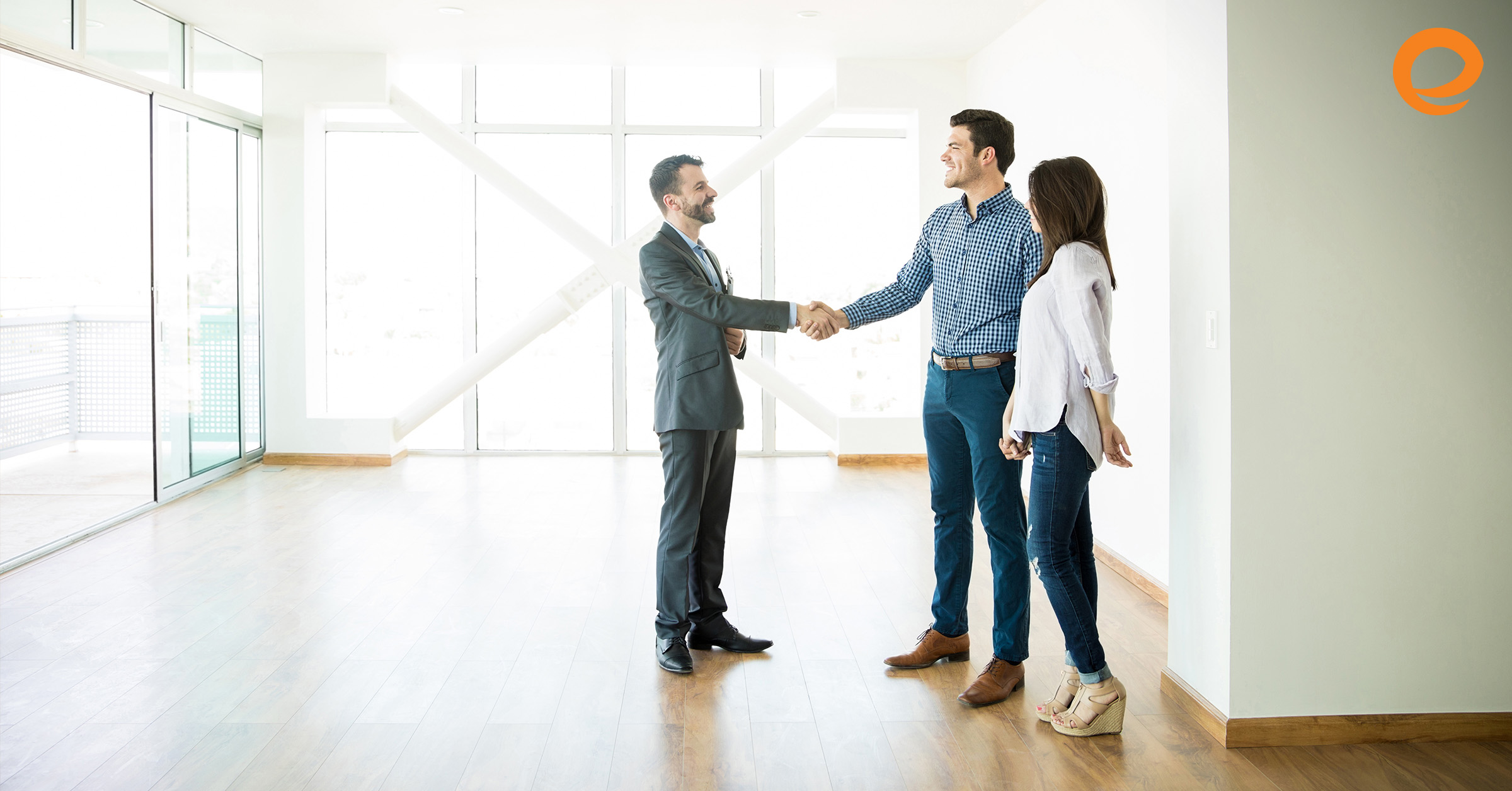peopel shaking hands with realtor
